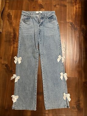 LIGHT WASH SIDE SLIT PANTS WITH BOWS